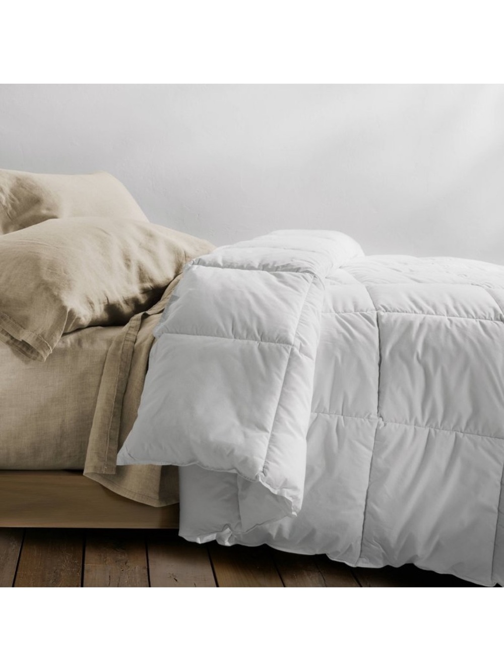 Casaluna F/Q Ultra Weight Premium Down Alternative Comforter - Picture 10 of 15